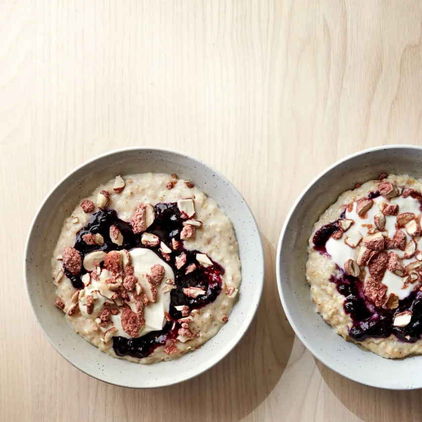 Havregrød med blåbærmarmelade og brændte mandler