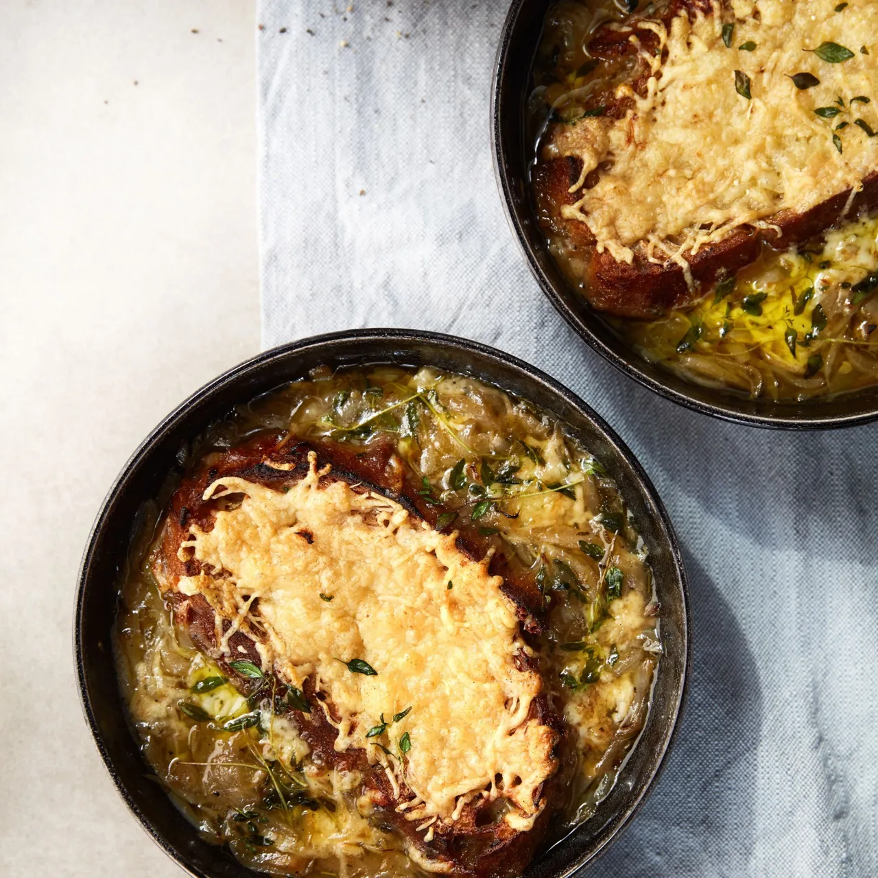 Løgsuppe med gratineret brød