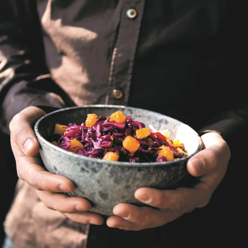 Frisk rødkålssalat med appelsin og mandler