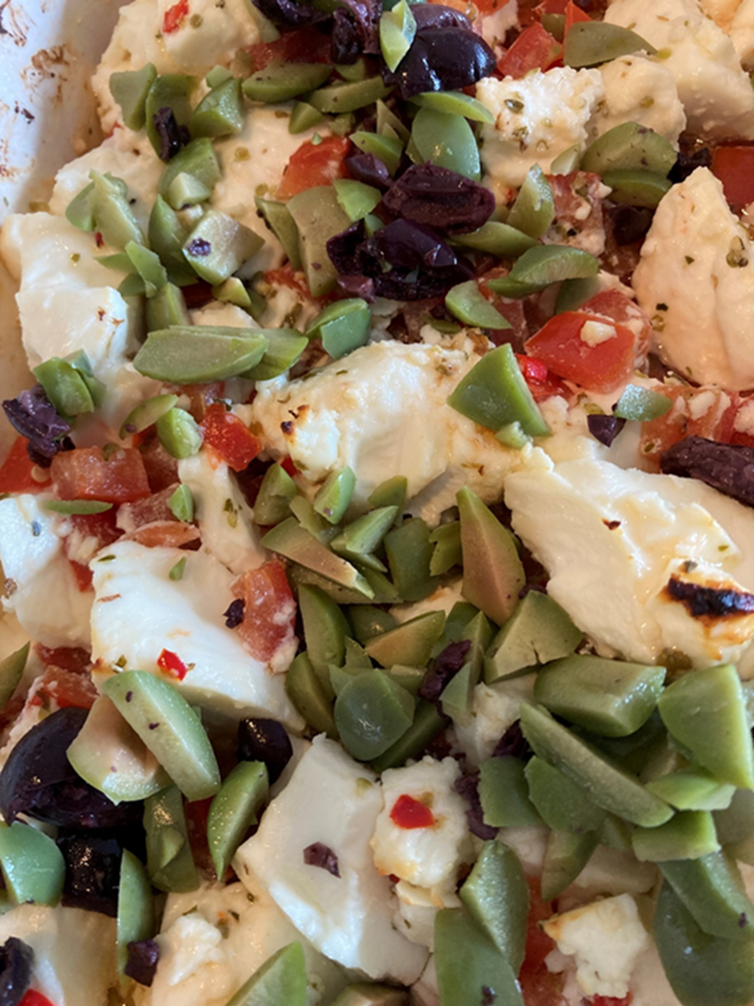 Grillet og bagt feta med tomat, kapers og chili