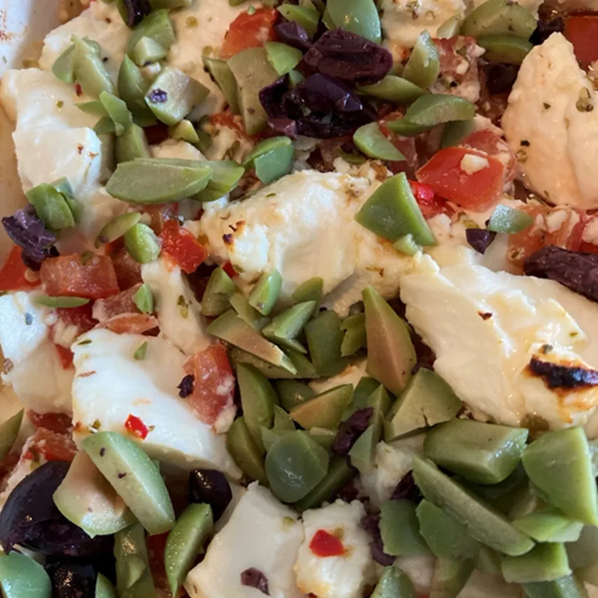 Grillet og bagt feta med tomat, kapers og chili