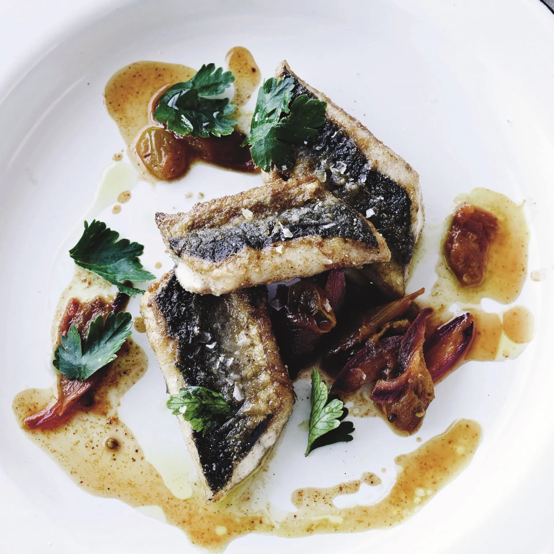 Stegt hornfisk med rabarberchutney