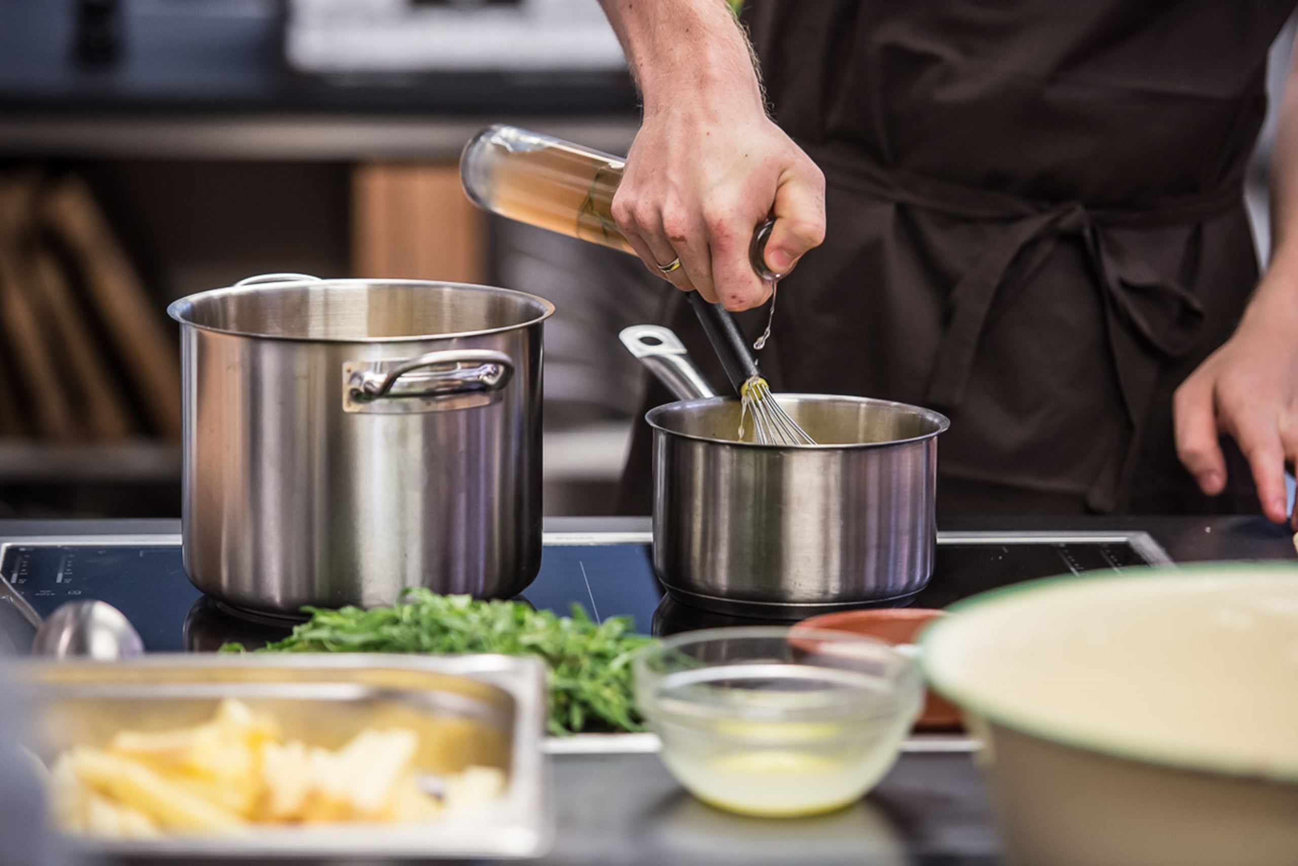 Onglet á l'échalote med bitter salat, æbler og valnødder