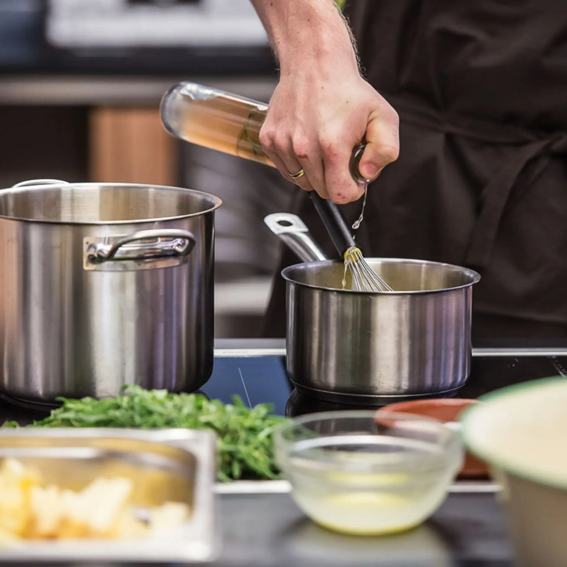 Onglet á l'échalote med bitter salat, æbler og valnødder