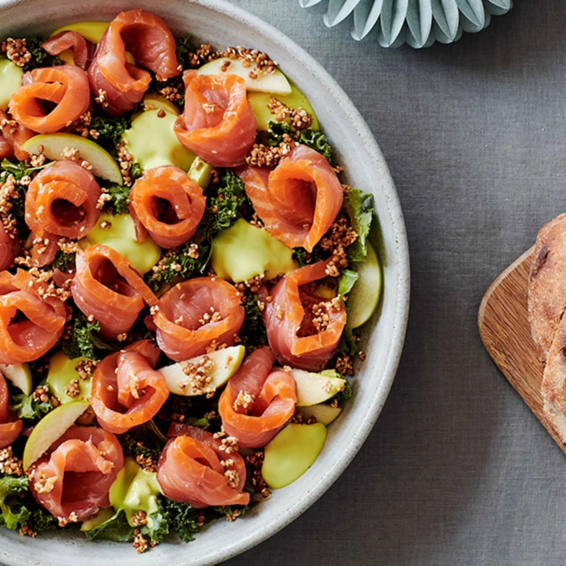 Koldrøget færøsk laks med grønkål, æble og urtecreme