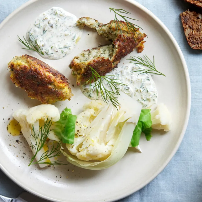 Fiskefrikadeller med blomkål og tartarsauce