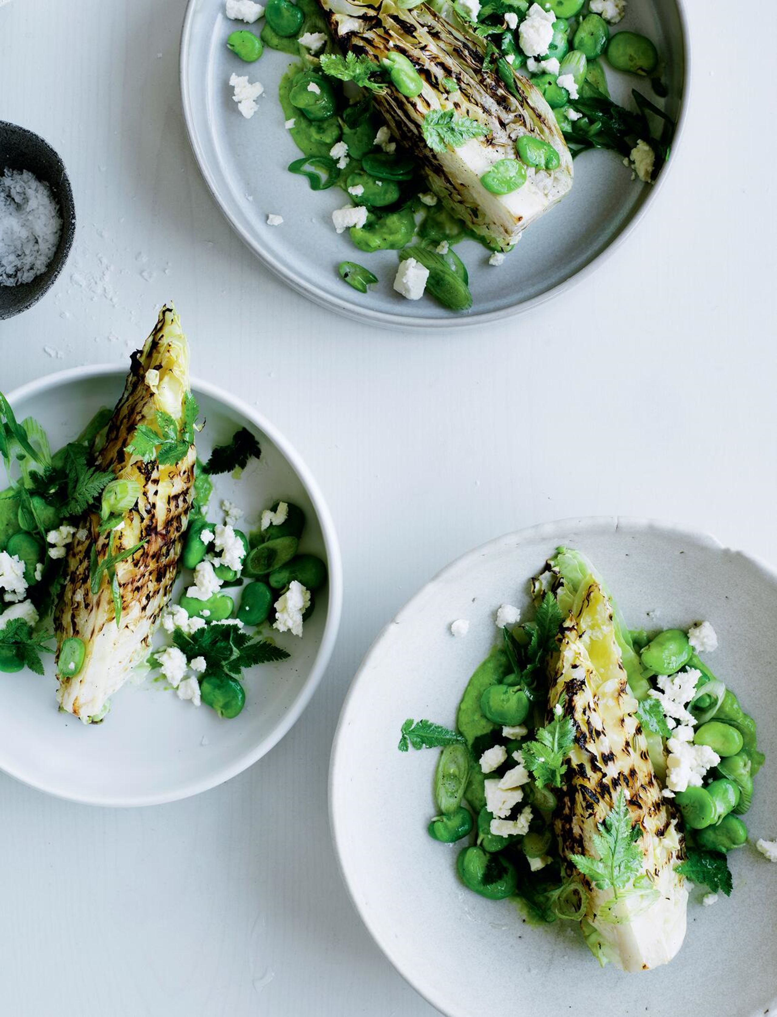 Grillet spidskål med hestebønner, feta og urter