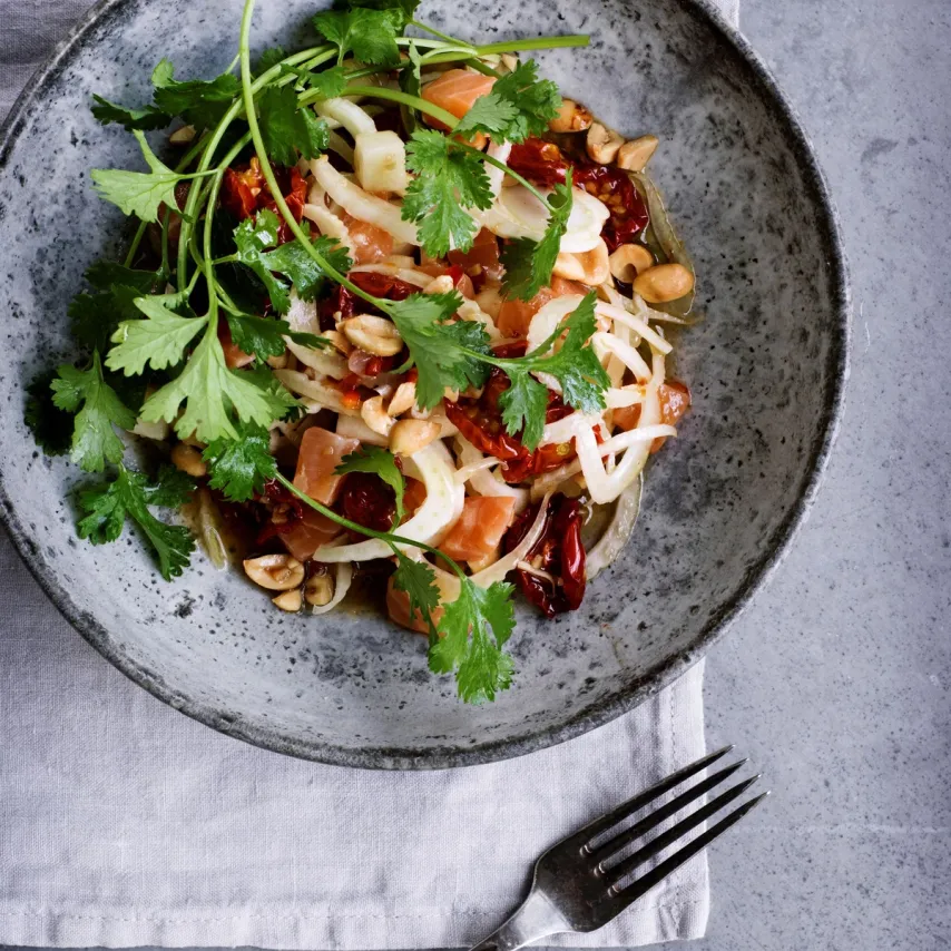 Ceviche af laks med honningmelon, bagte tomater, sesam og fennikel