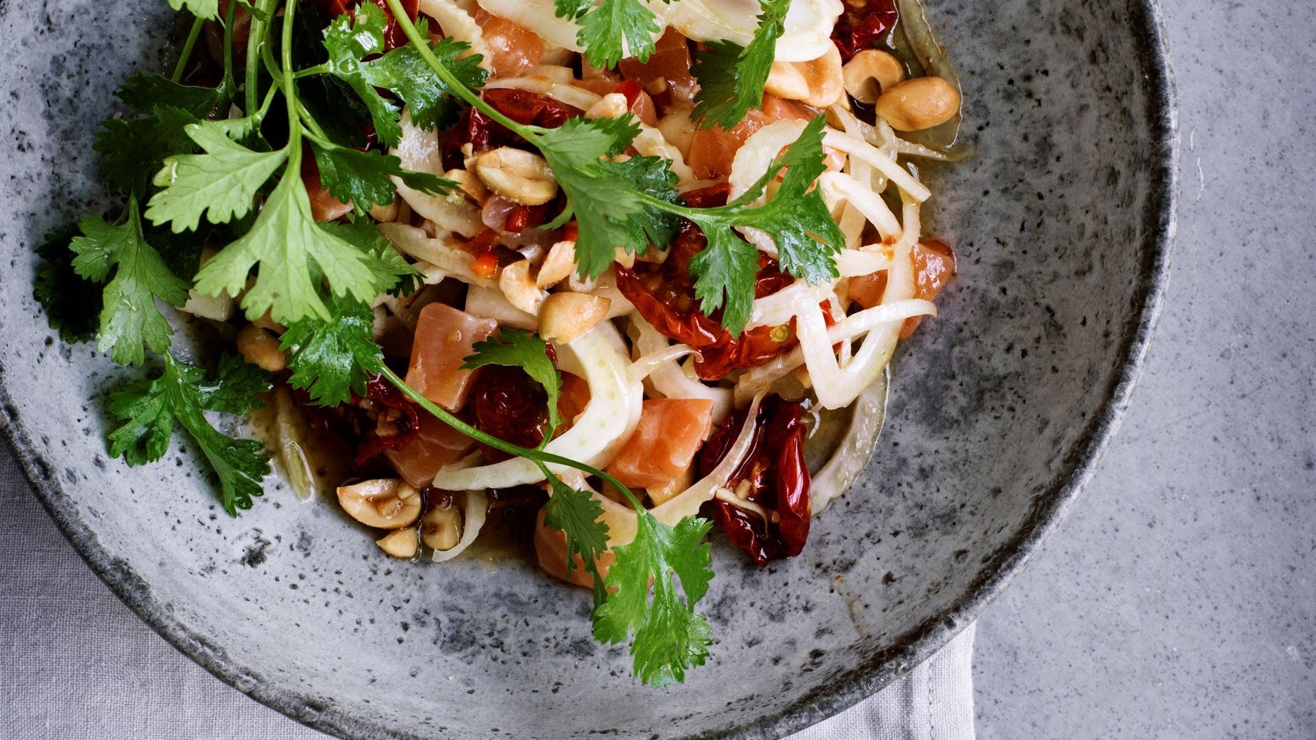 Ceviche af laks med honningmelon, bagte tomater, sesam og fennikel