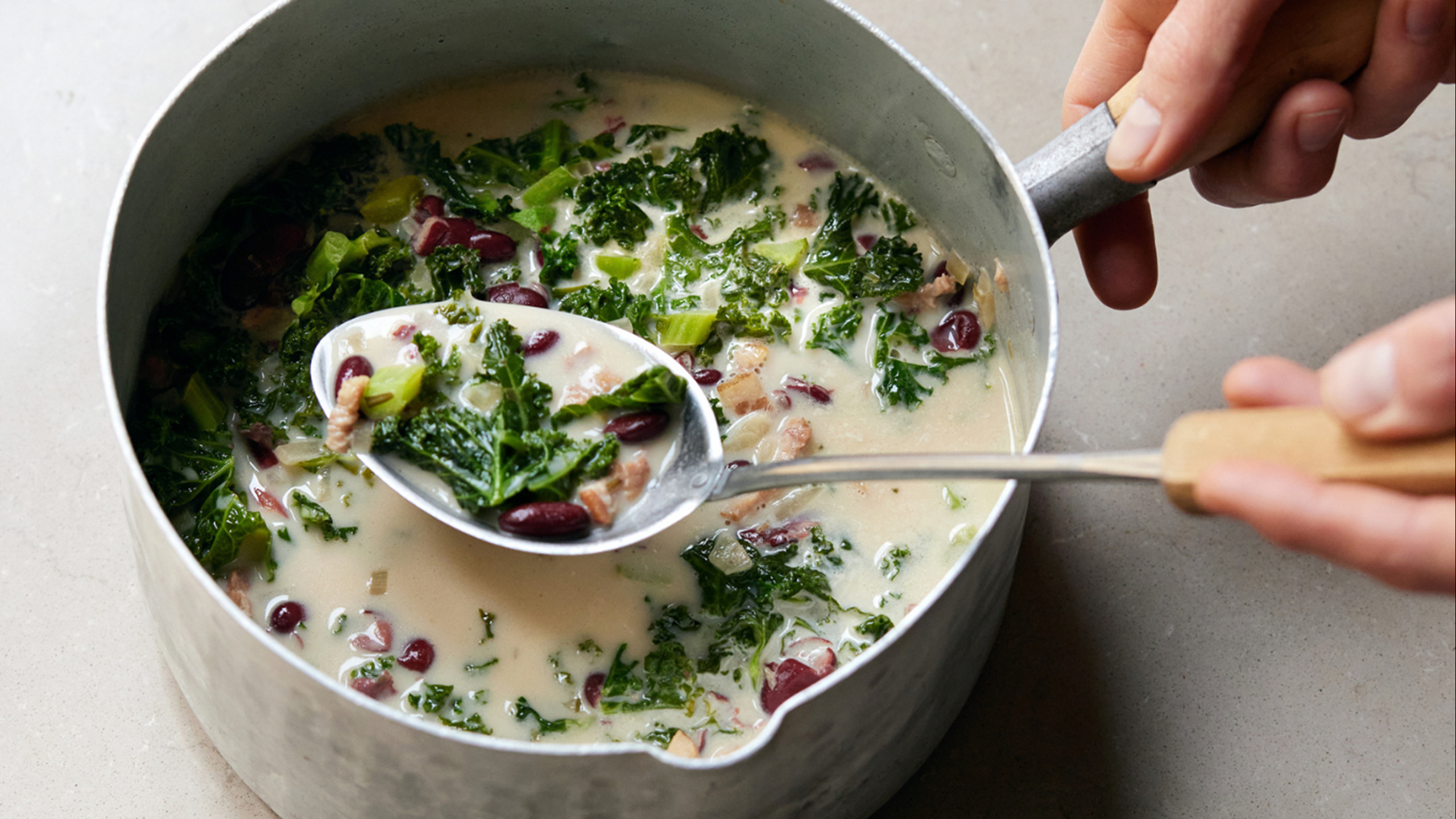 GRØNKÅLSSUPPE MED BACON,  SENNEP OG RØDE BØNNER