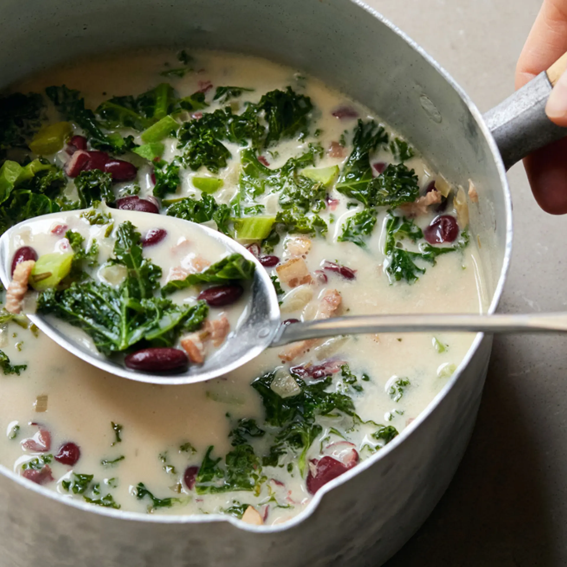 GRØNKÅLSSUPPE MED BACON, SENNEP OG RØDE BØNNER