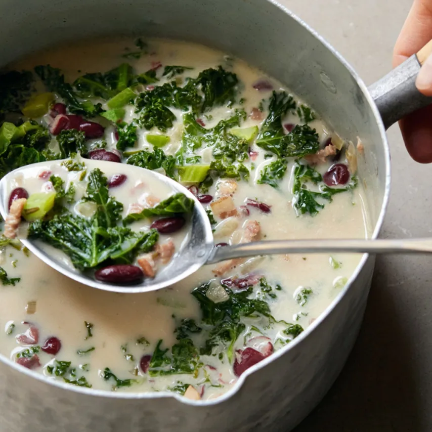 GRØNKÅLSSUPPE MED BACON, SENNEP OG RØDE BØNNER