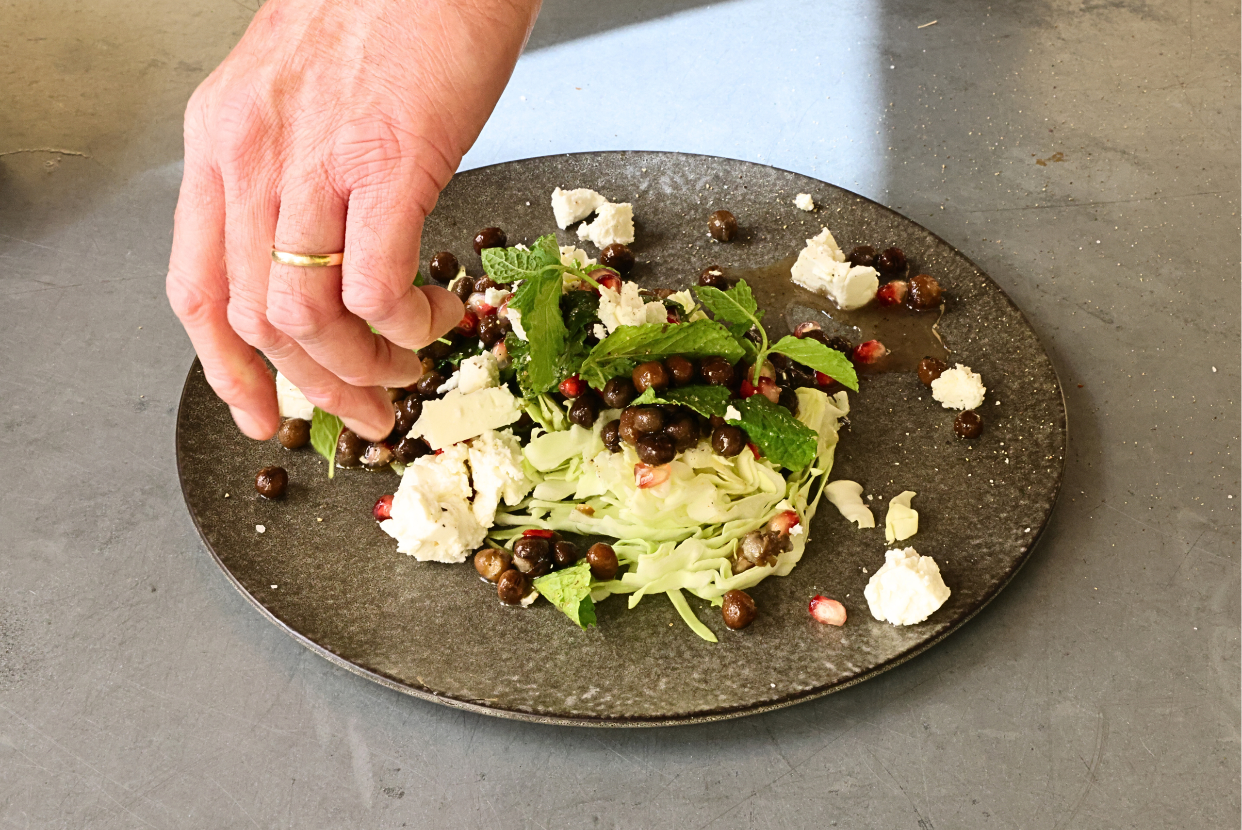 Siriusærter med mynte og granatæble