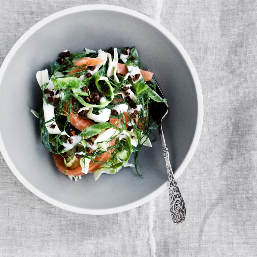 Koldrøget laks med spidskål-dildråkost og citronfløde