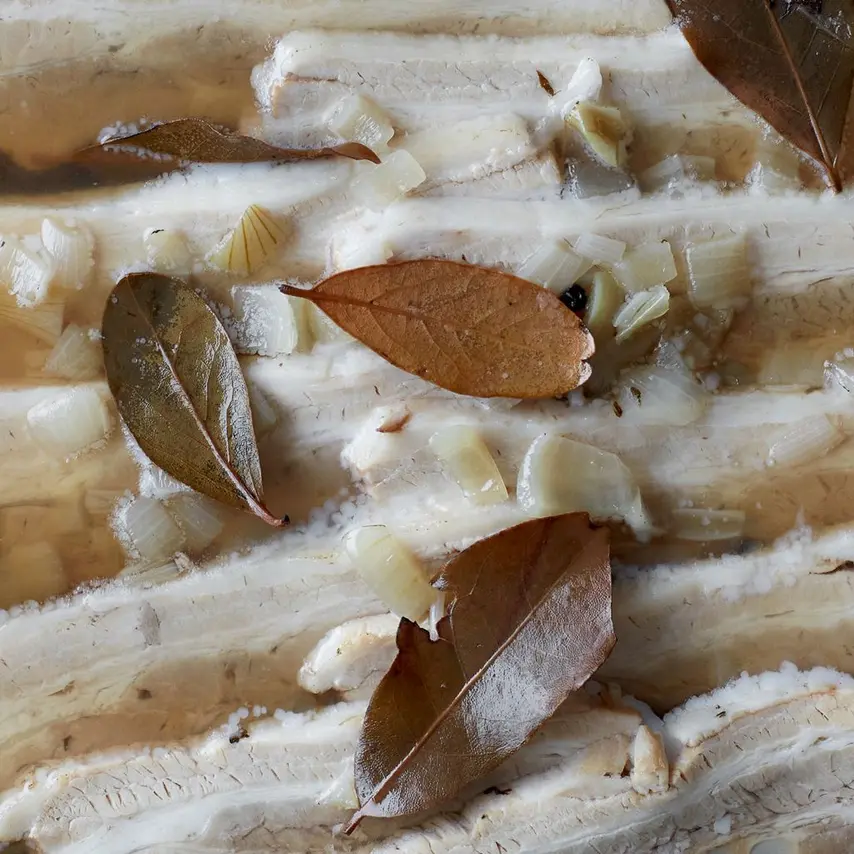 Surrib med æblesennep og syltede rødbeder