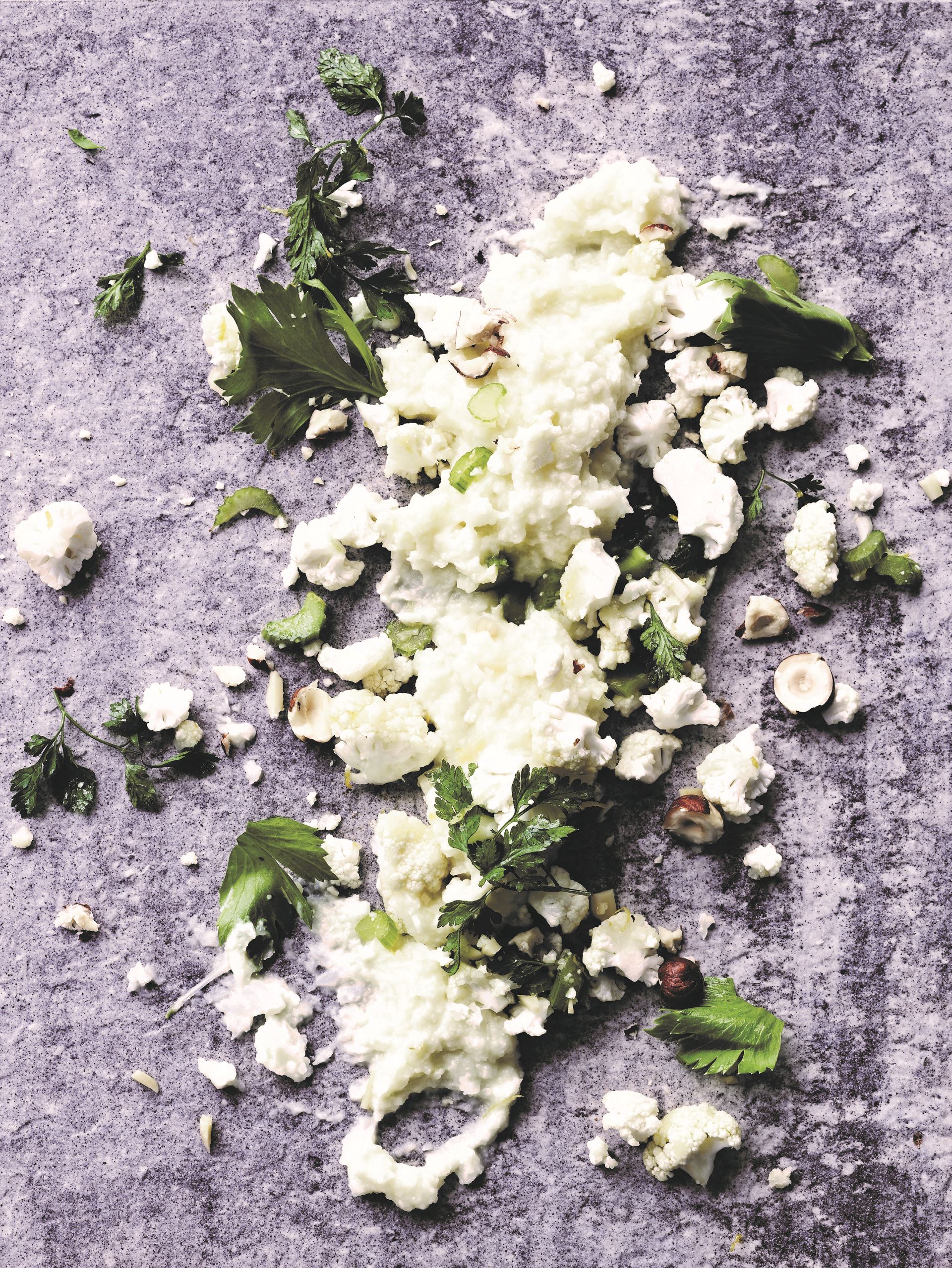 Blomkålspuré med sprød salat af blomkål hasselnød og bladselleri