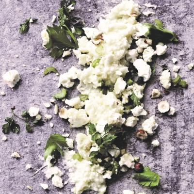 Blomkålspuré med sprød salat af blomkål hasselnød og bladselleri