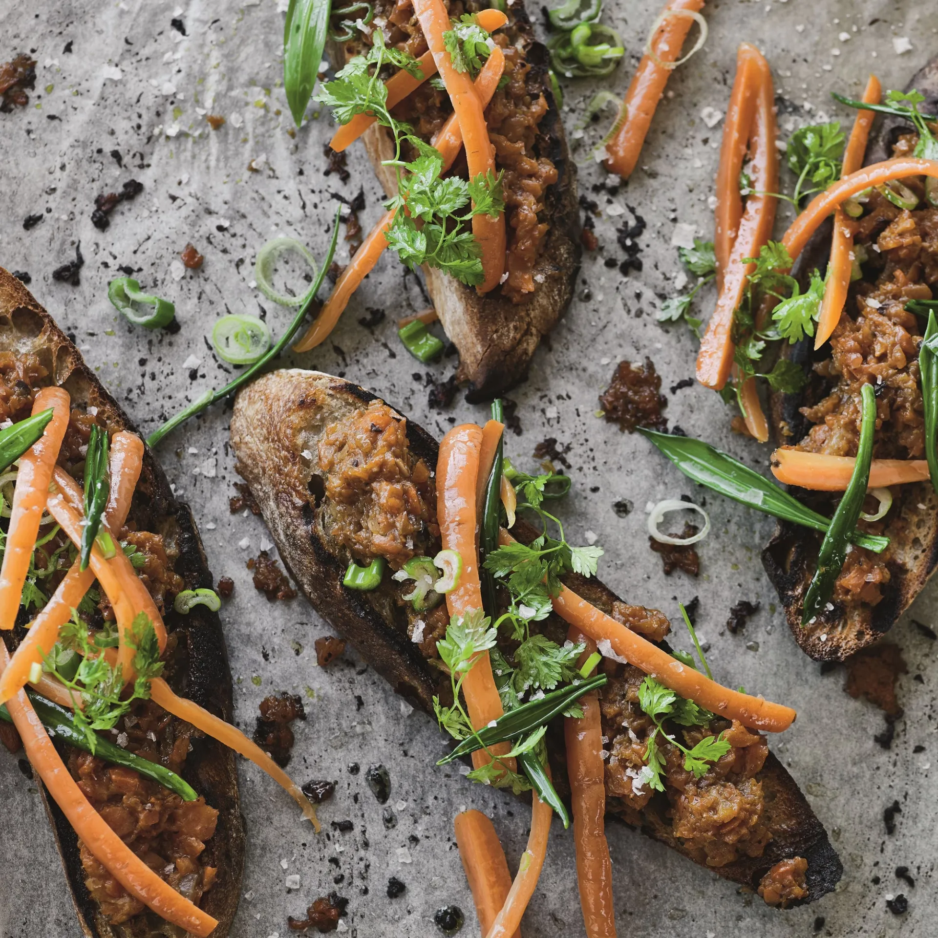 Fermenterede gulerødder og gulerodspure på sprødt brød