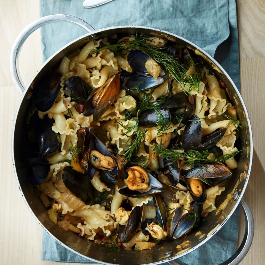 PASTA MED BLÅMUSLINGER, BACON OG FENNIKEL