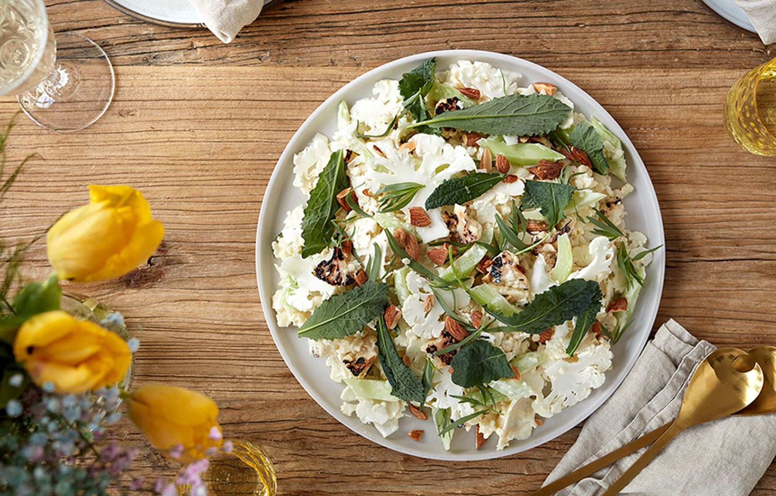 Forskellige slags blomkål med grillet citroncreme ristede mandler og estragon