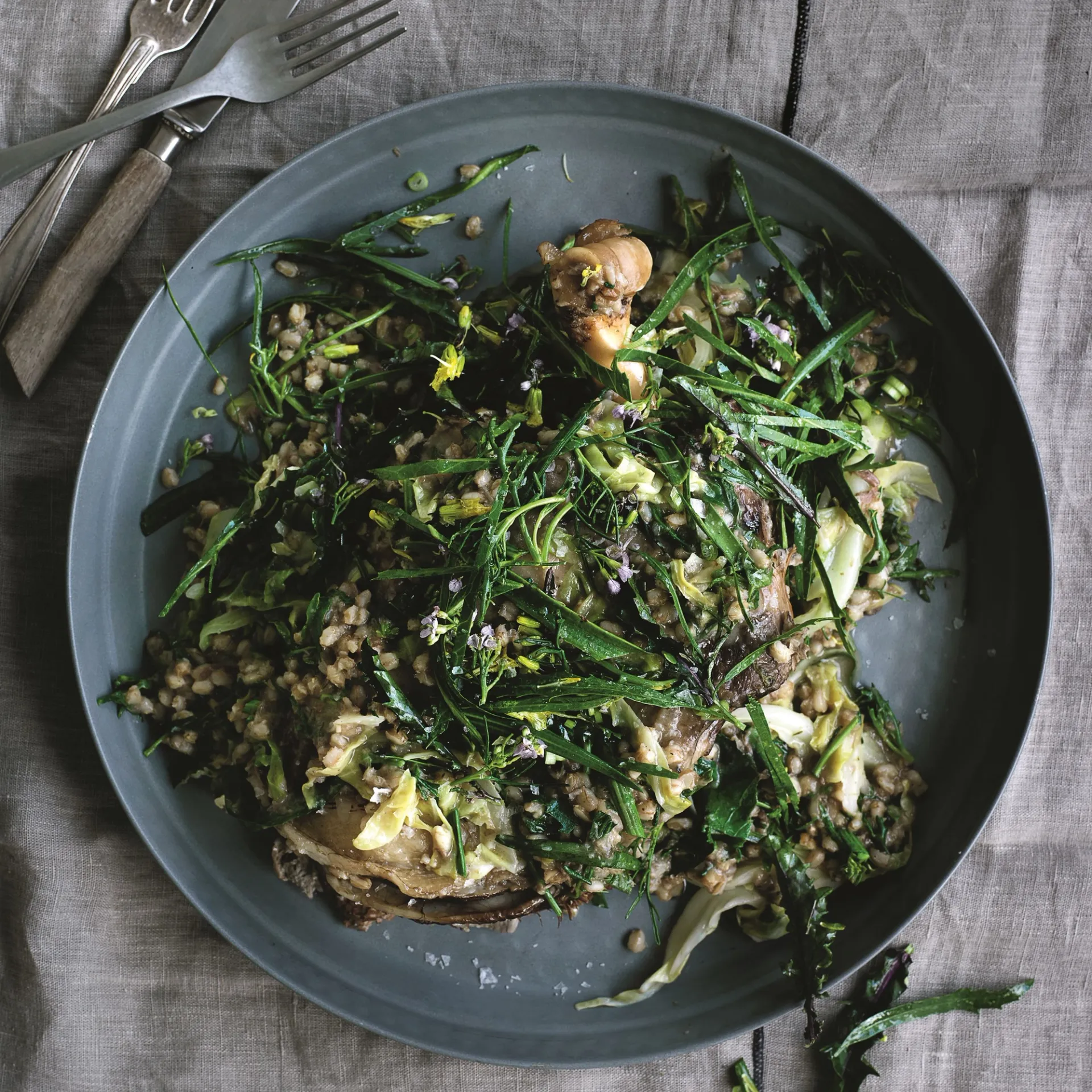 Lam med perlebyg, strandurter og spidskål