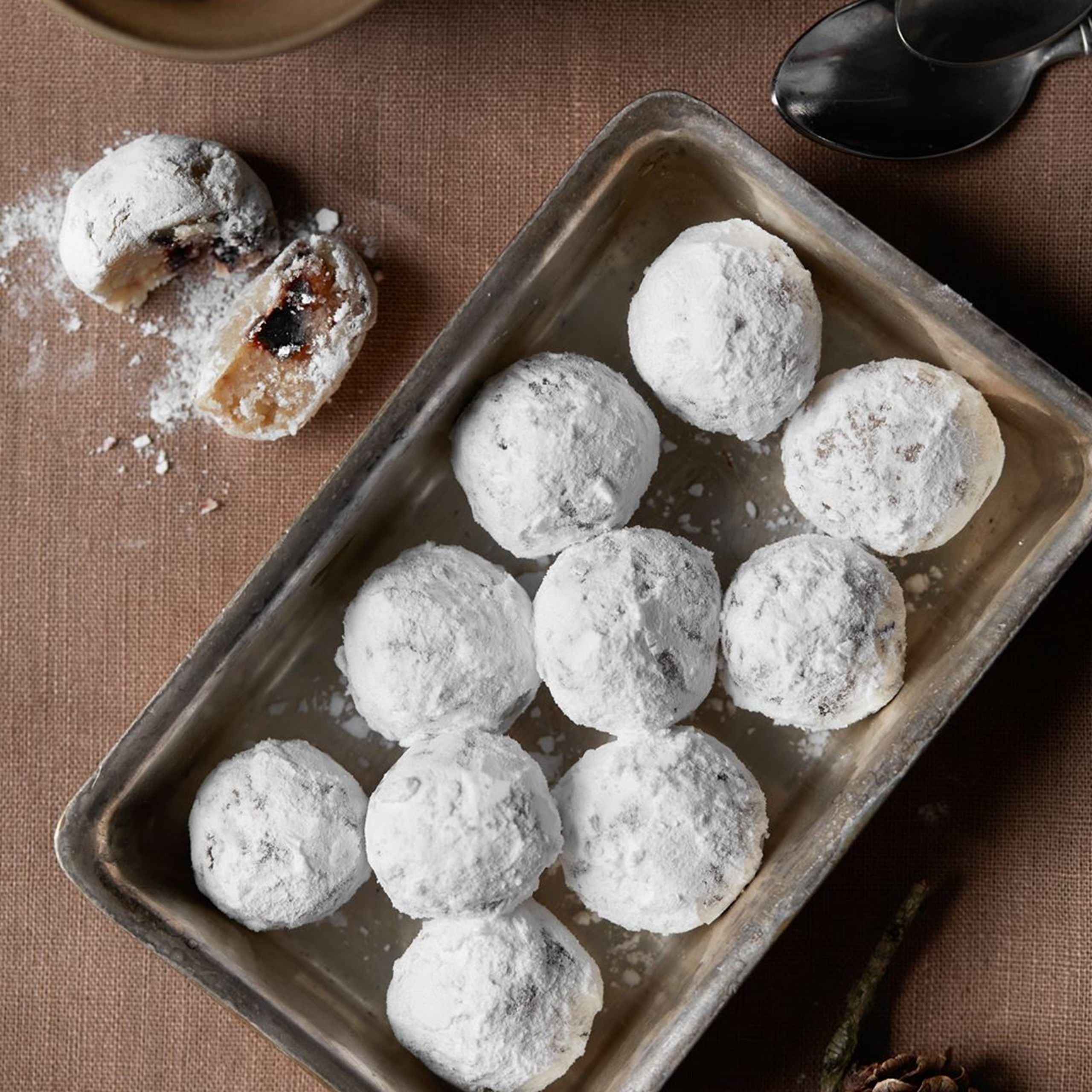 Snekugler med ristede mandler og tørrede kirsebær