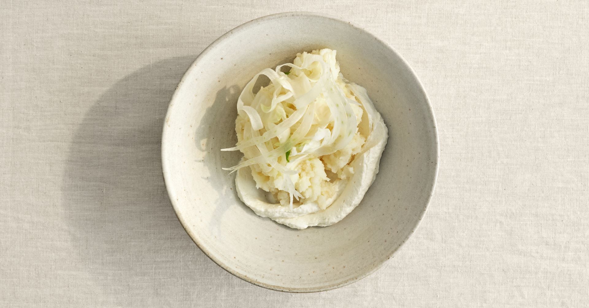 Brandade af saltbagt knoldselleri med fennikelcrudité, fyrig peberodscreme og dild