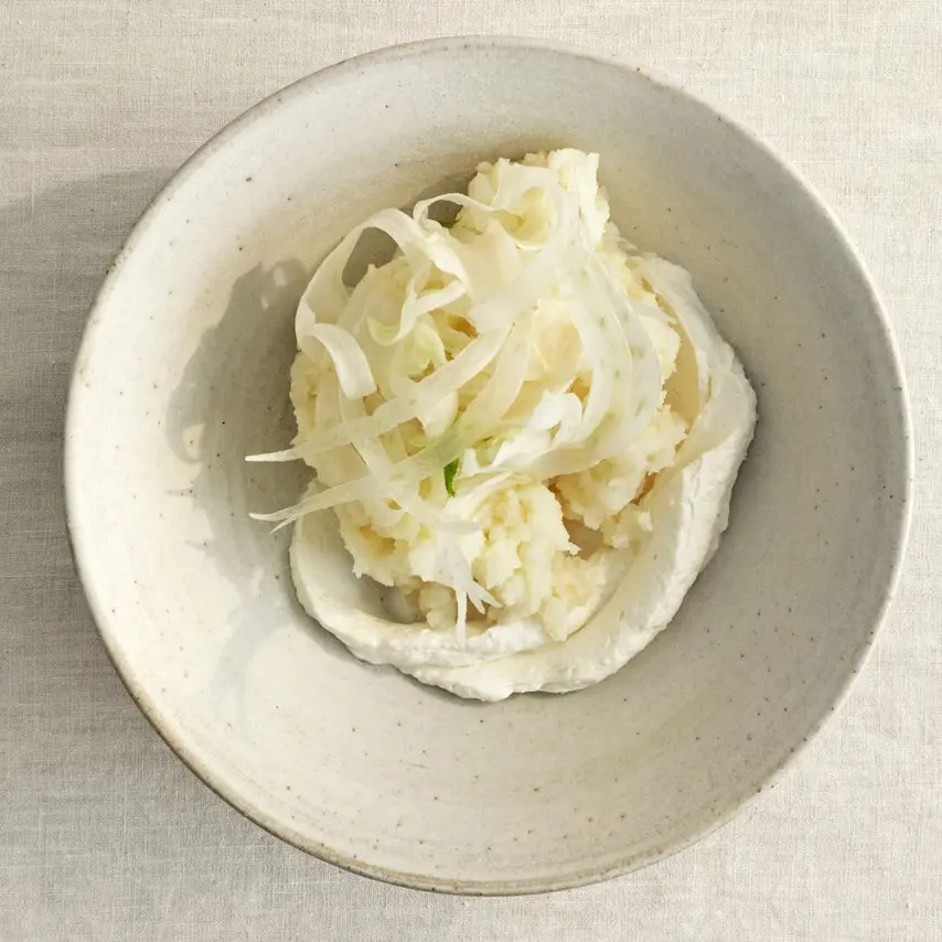 Brandade af saltbagt knoldselleri med fennikelcrudité, fyrig peberodscreme og dild