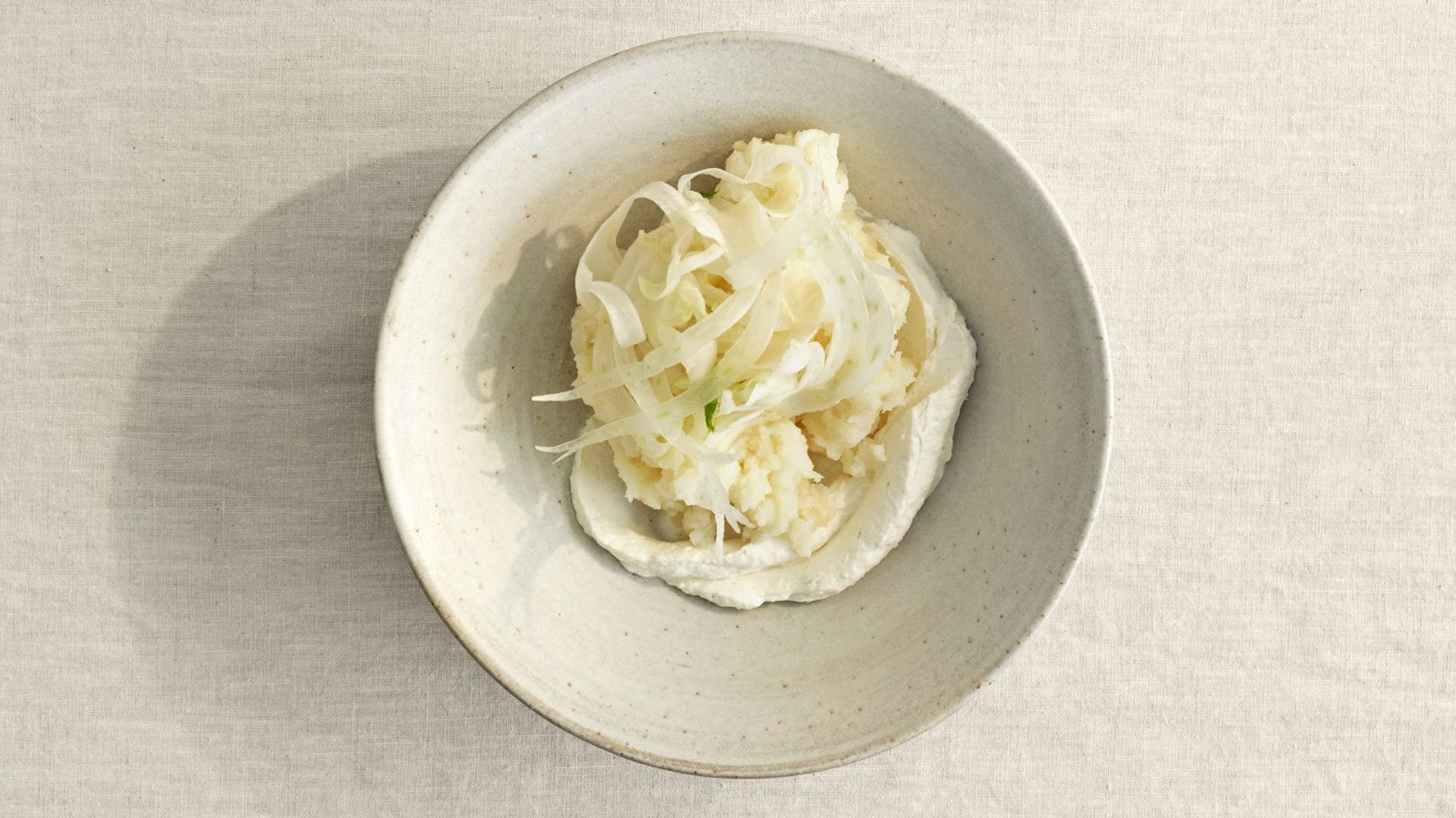 Brandade af saltbagt knoldselleri med fennikelcrudité, fyrig peberodscreme og dild