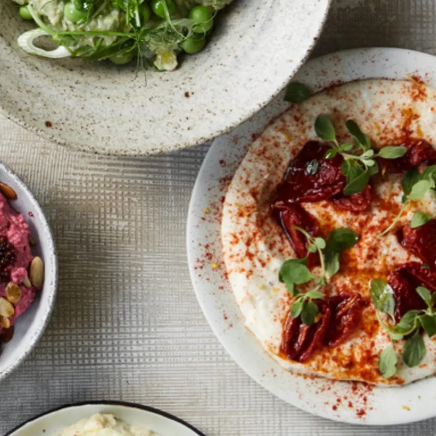 Hvid bønnepuré med bagte tomater og røget paprika