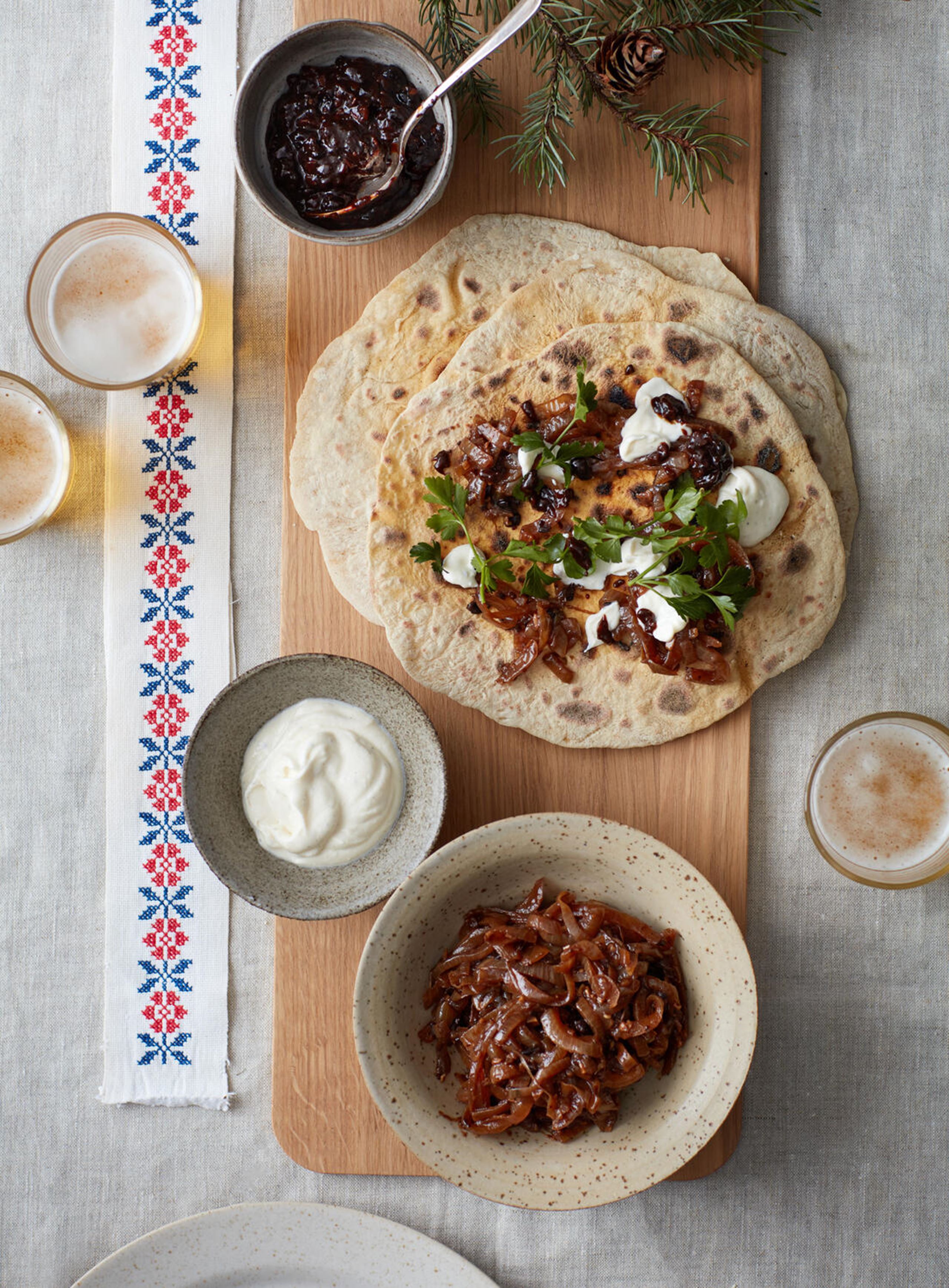 Kartoffelpandekager med karamelliserede løg, black bean-sauce og rygeostcreme