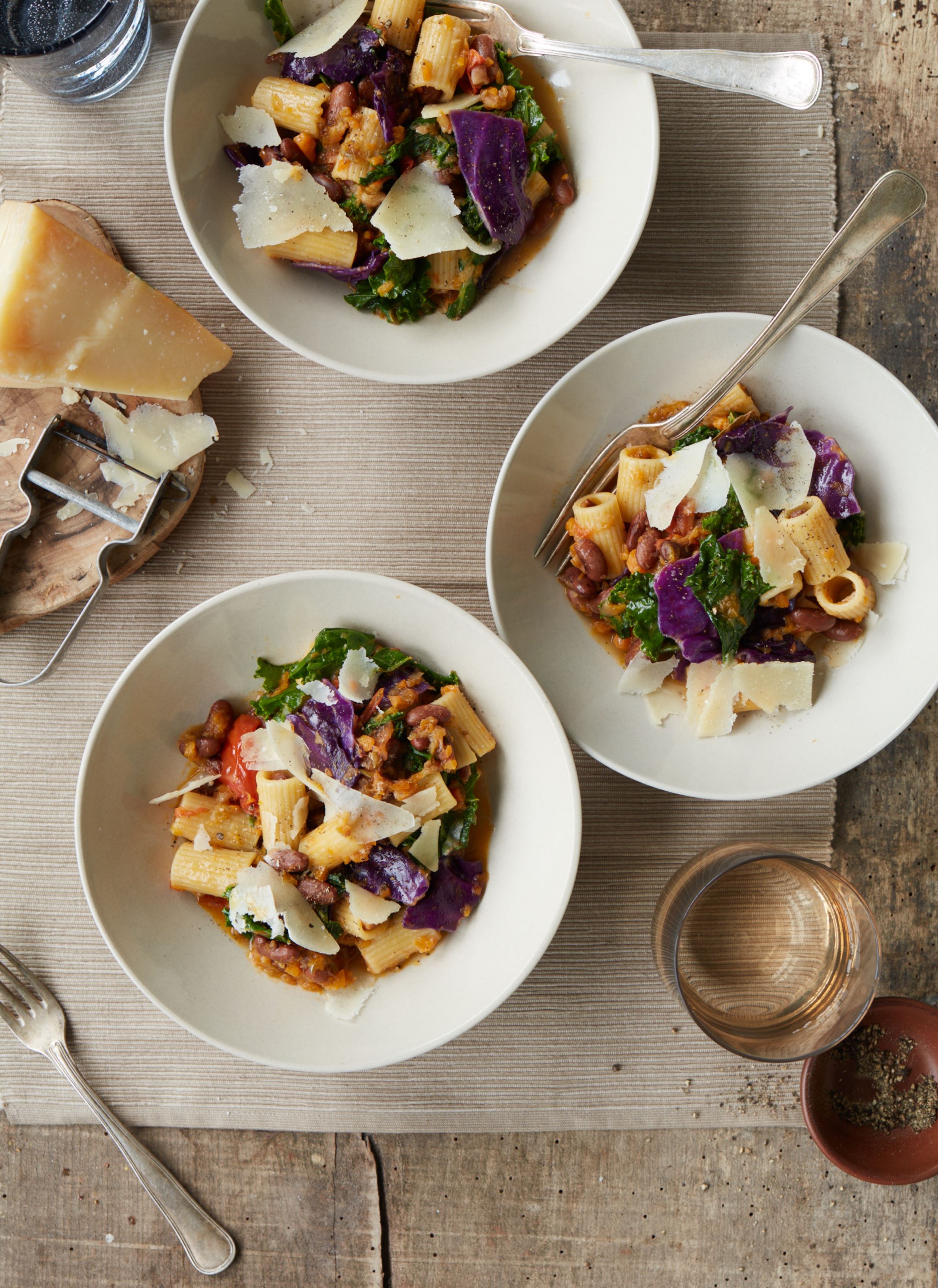PASTA FAGIOLI MED BORLOTTIBØNNER OG TO SLAGS KÅL