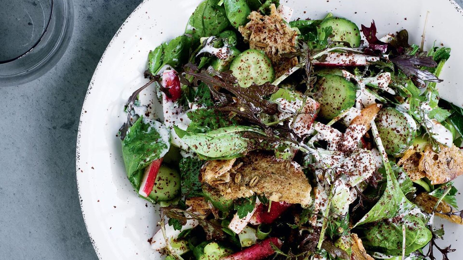 Arabisk brødsalat med nye grøntsager, grillet hvedebrød og yoghurt