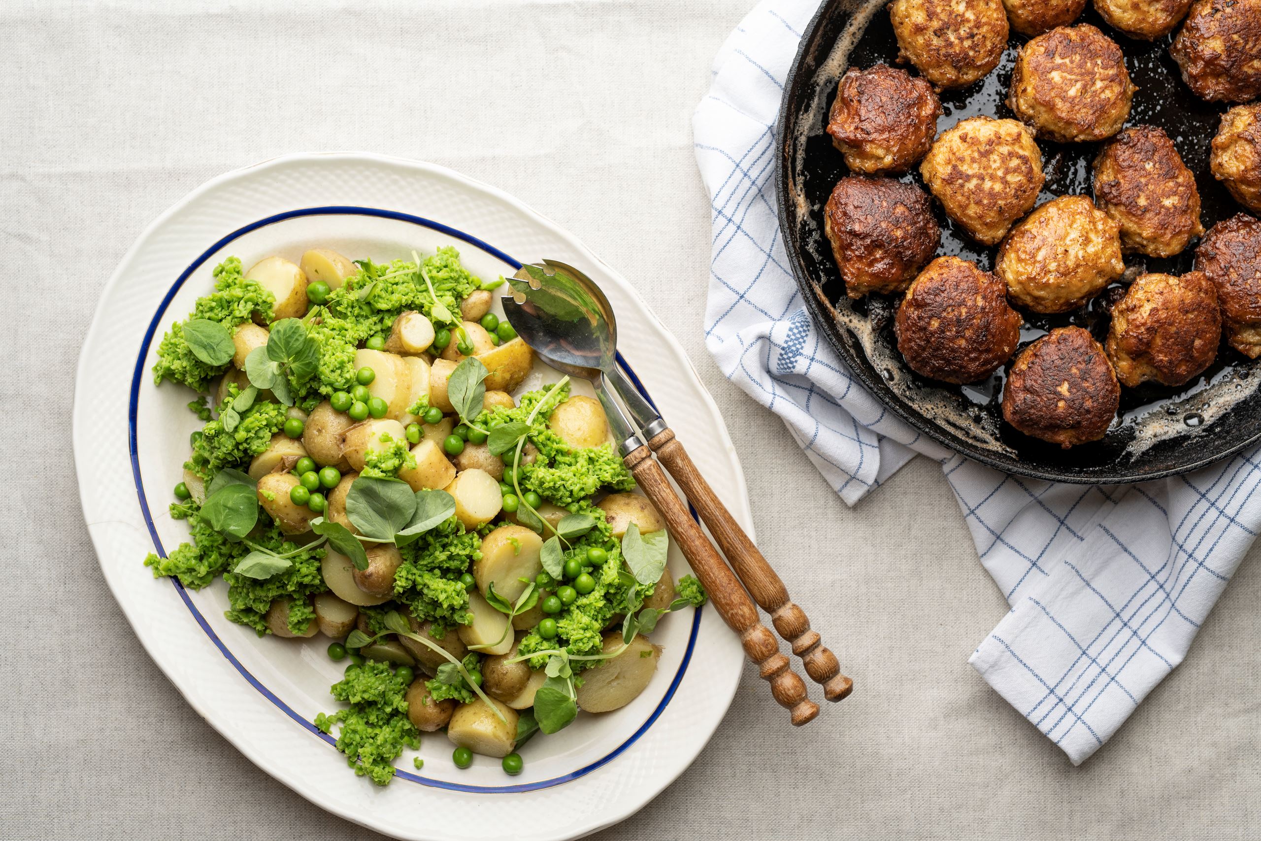 Frikadeller med hvide bønner samt kartoffelsalat med ærtepesto