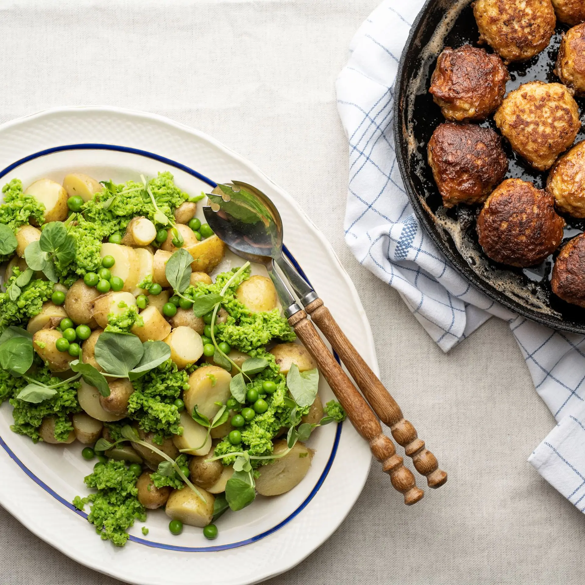 Frikadeller med hvide bønner samt kartoffelsalat med ærtepesto