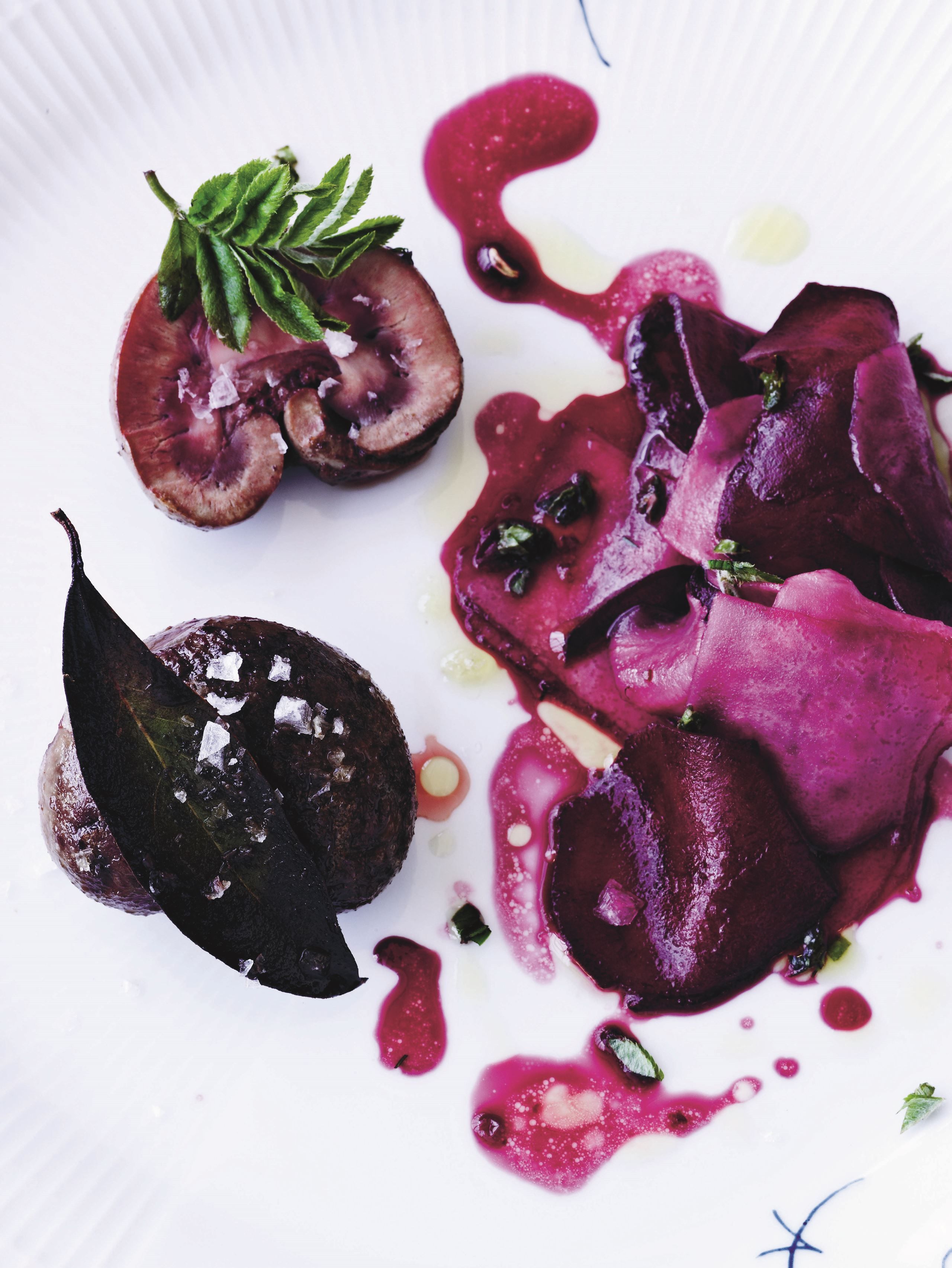 Stegte lammenyrer med rødbede- og glaskålsråkost