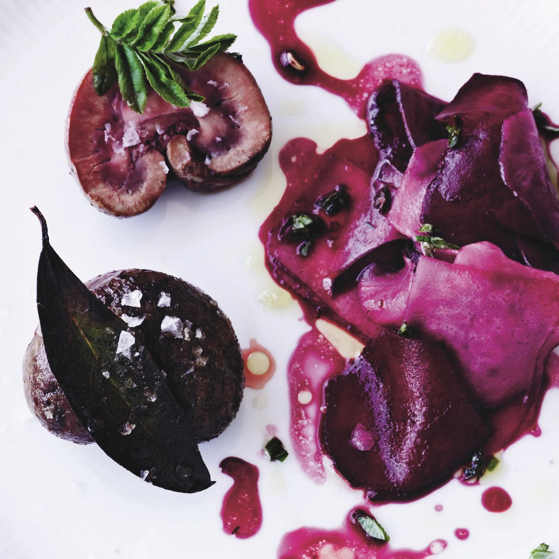 Stegte lammenyrer med rødbede- og glaskålsråkost