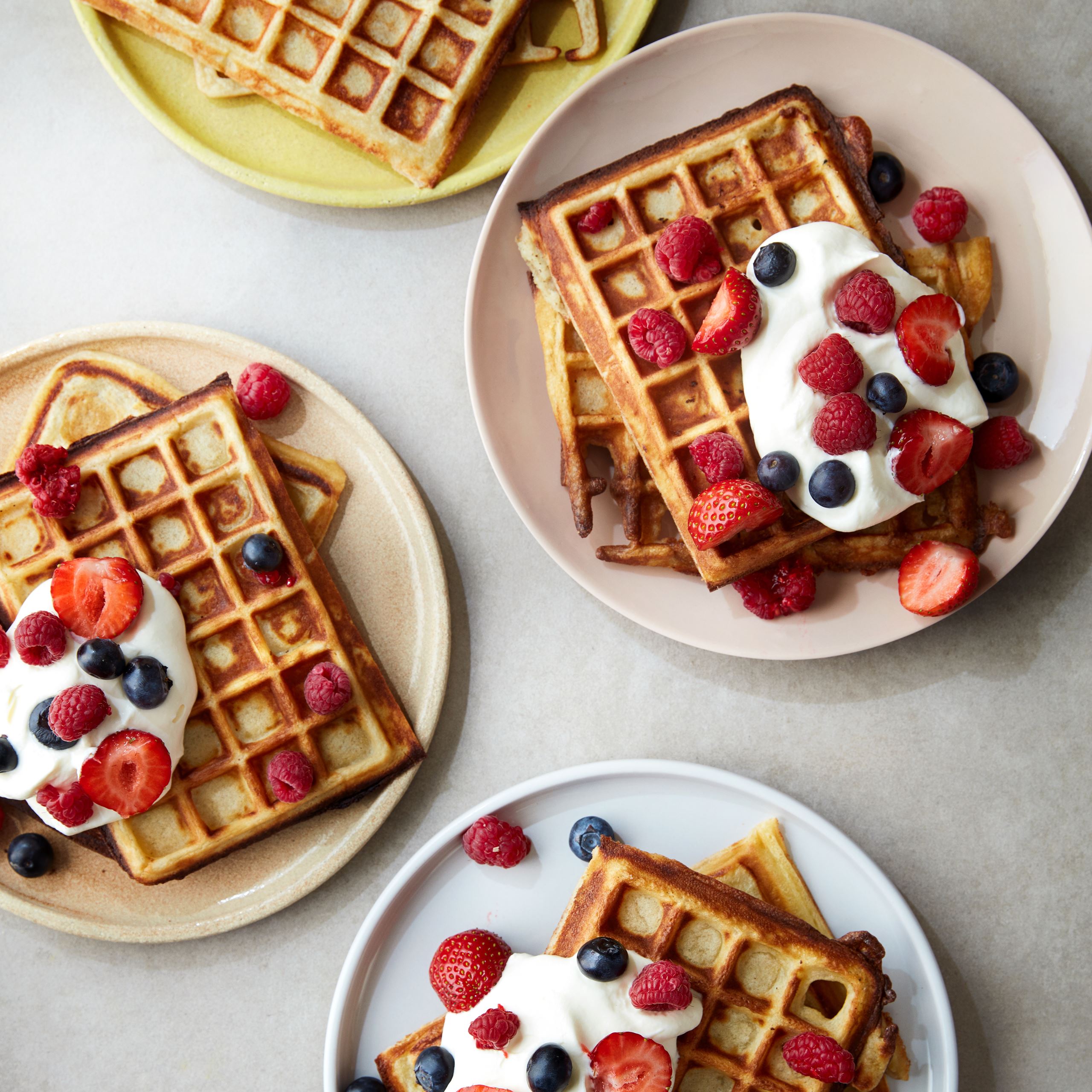 Vafler med flødeskum og bær