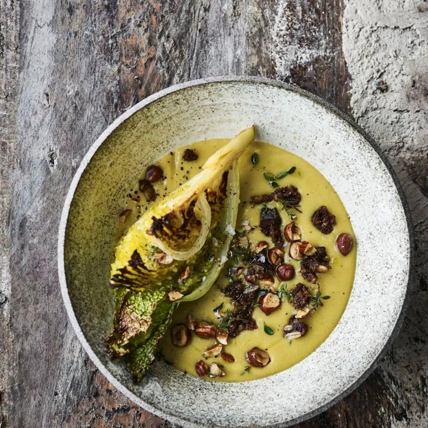 Gule ærter med bagt savojkål og rugcroutoner