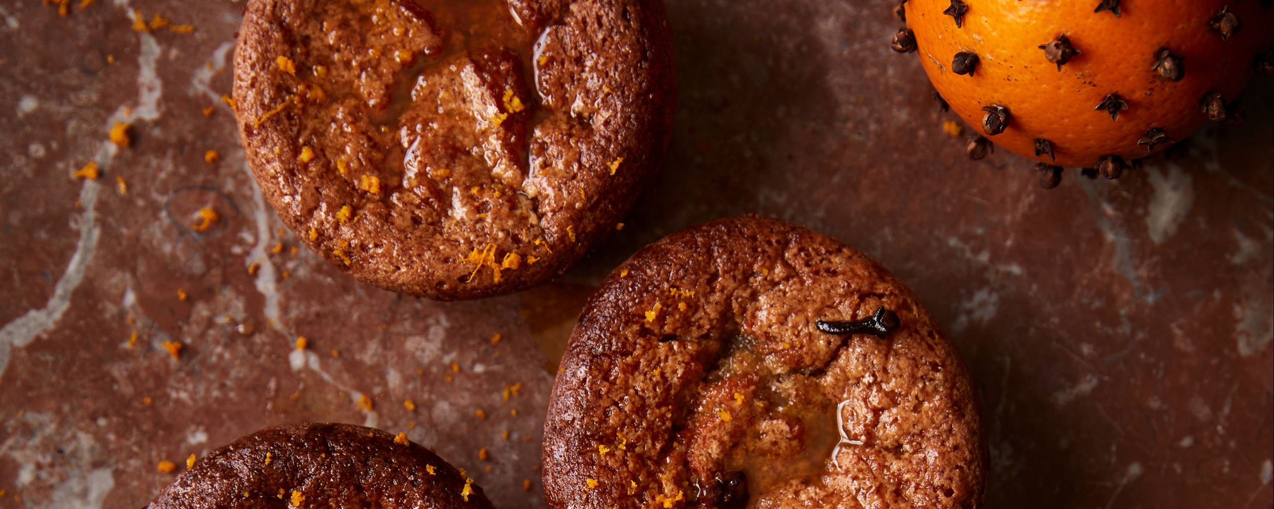 Små mandel-appelsinkager med olivenolie og krydderier