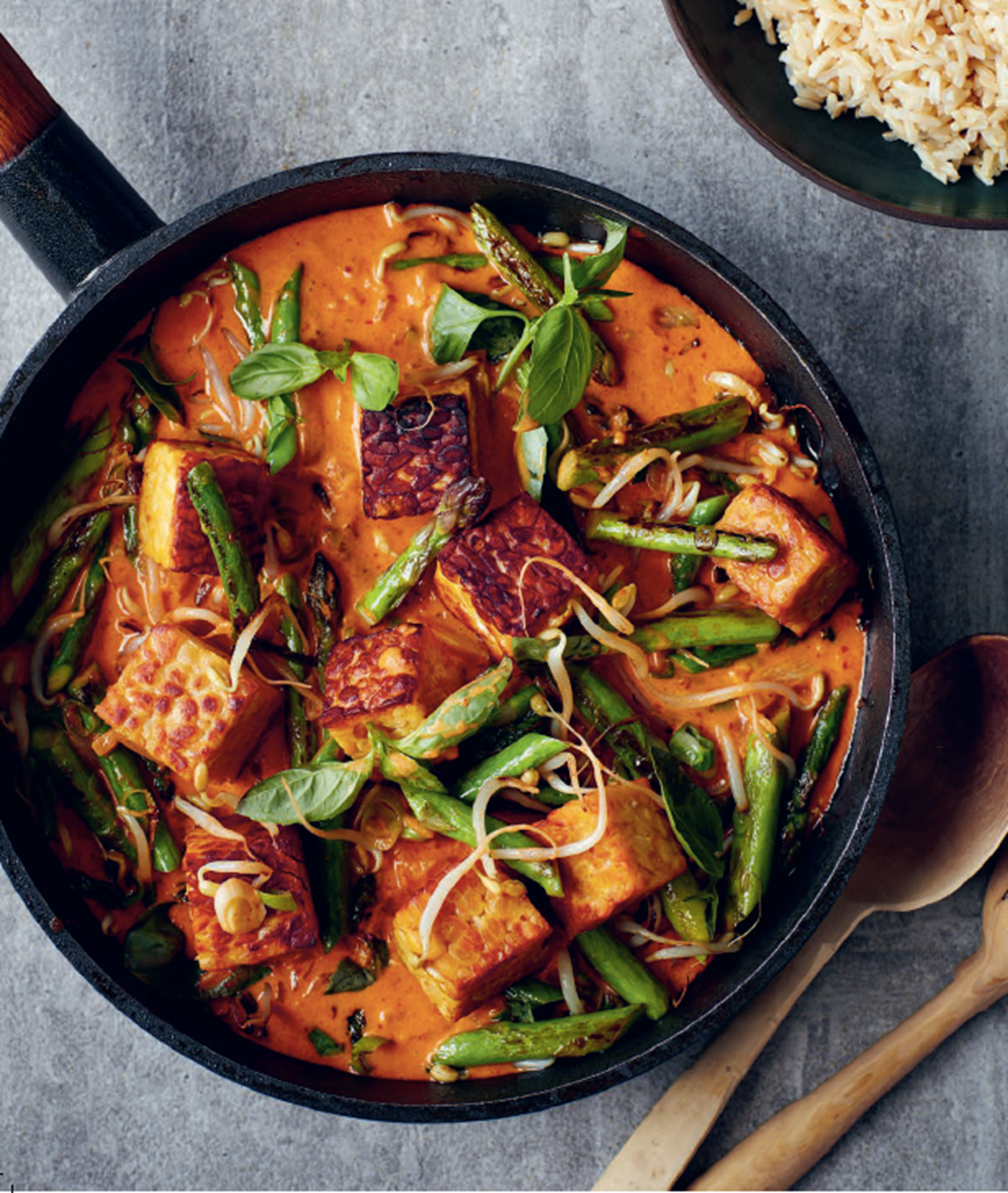 Tempeh i rød karry med asparges, spirer og thai-bailikum