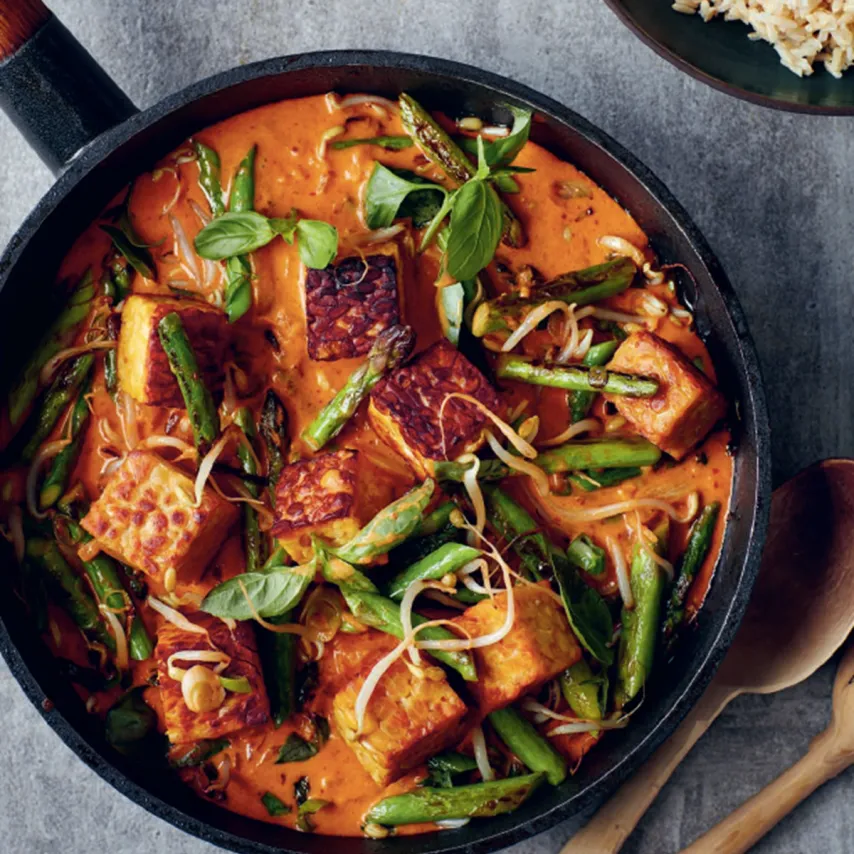Tempeh i rød karry med asparges, spirer og thai-bailikum