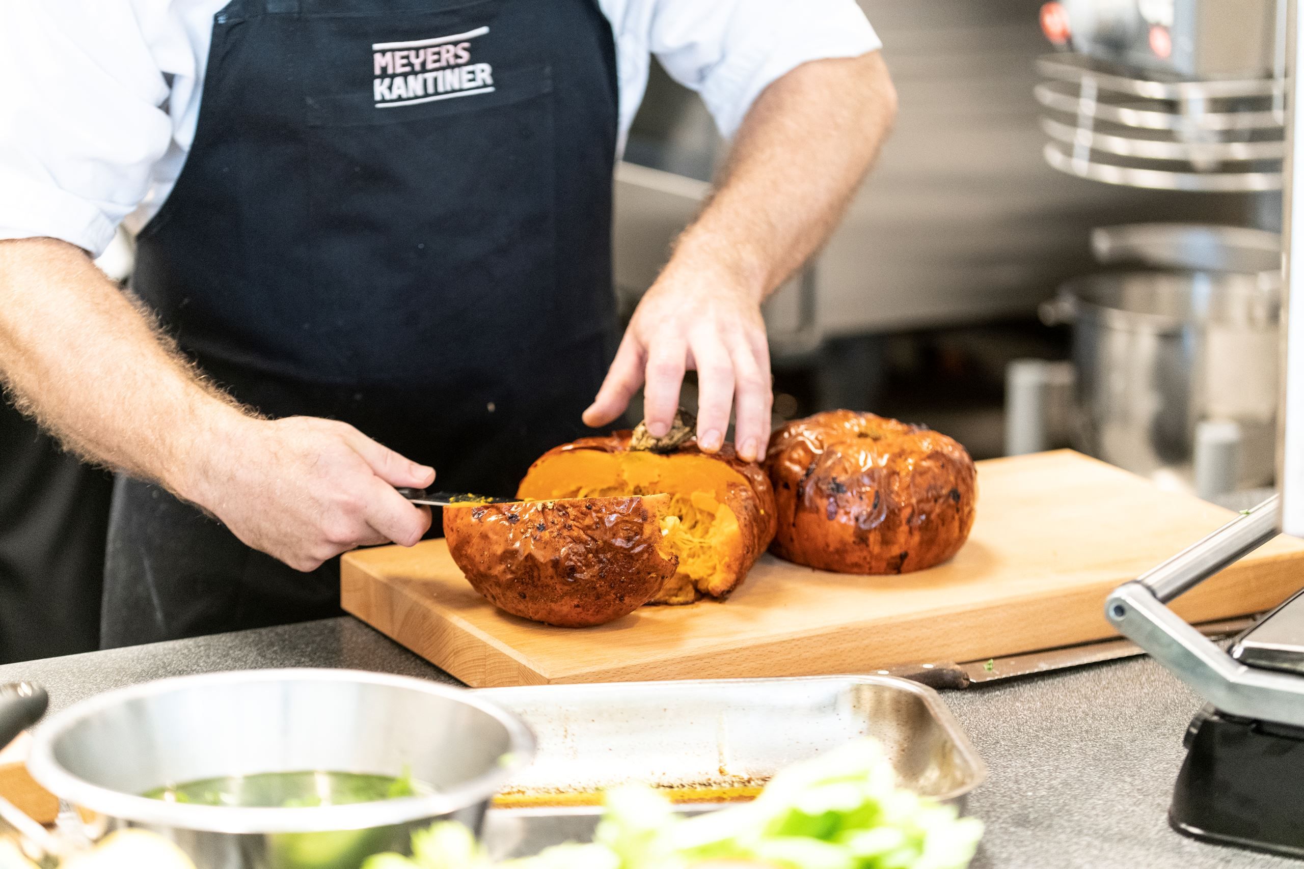 Fra kompost til klimamad: Nyt samarbejde forvandler skæve overskudsgrøntsager til frokost i kantinen