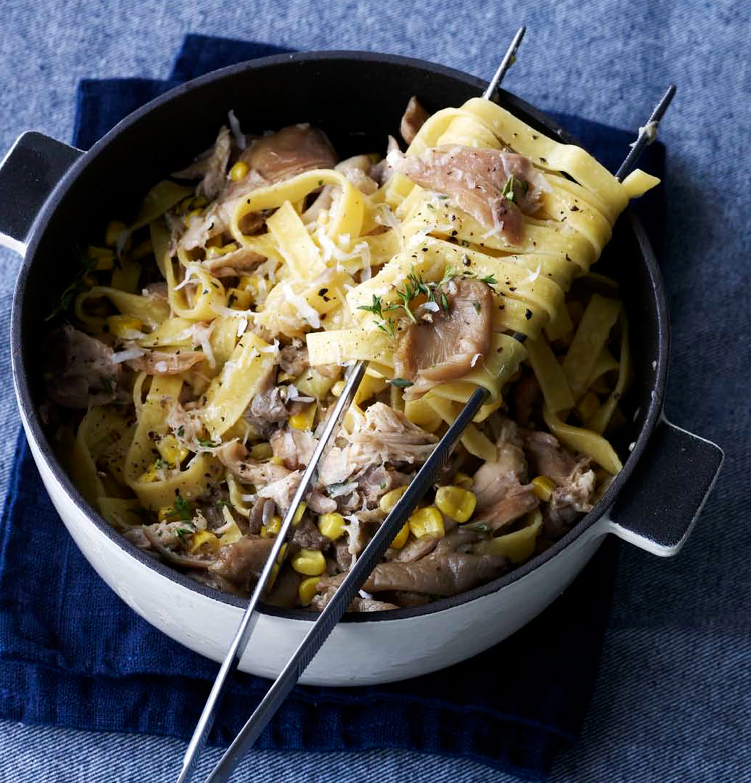 Pasta med ragout af kanin, majs og svampe