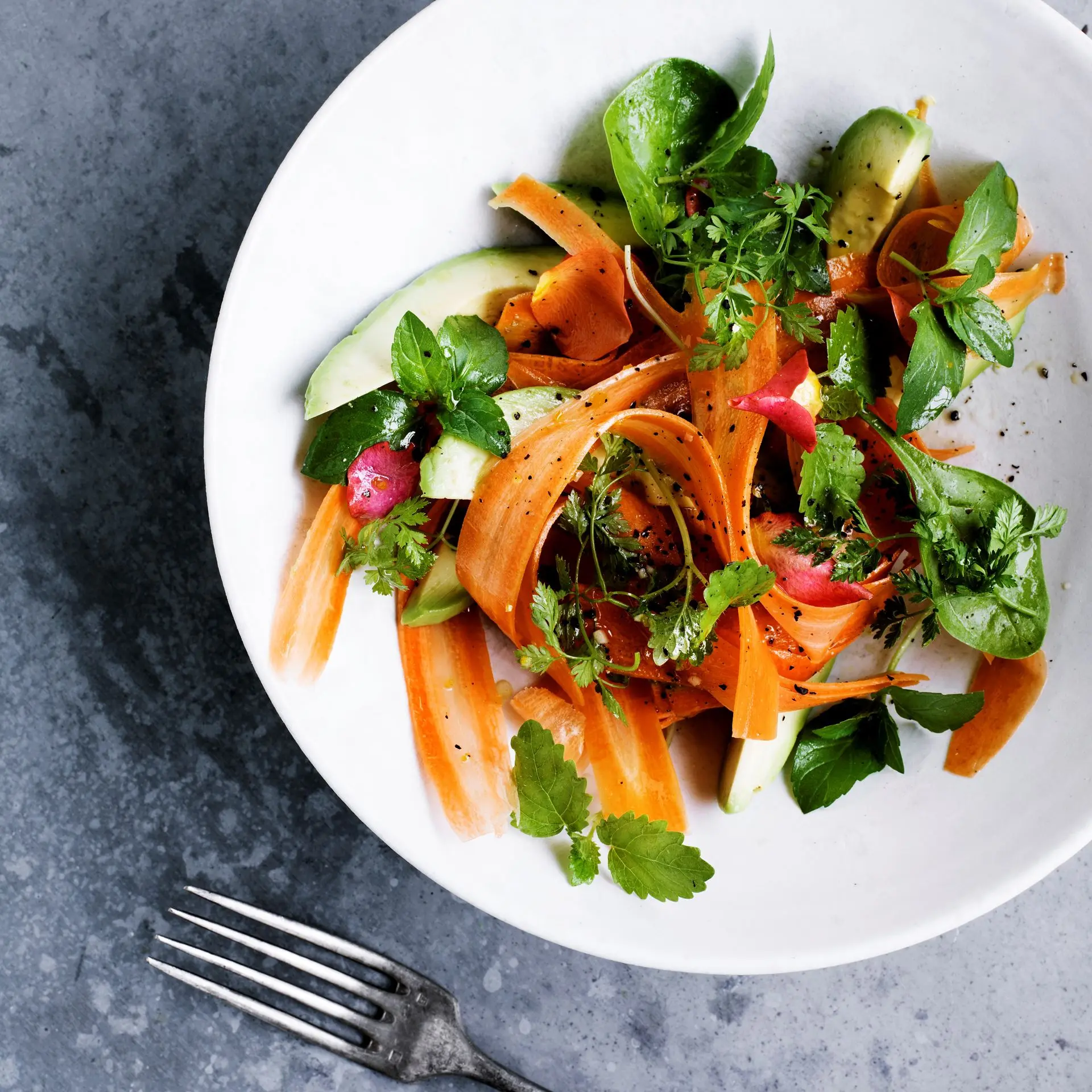 Avokadosalat med gulerødder, mynte og bergamot