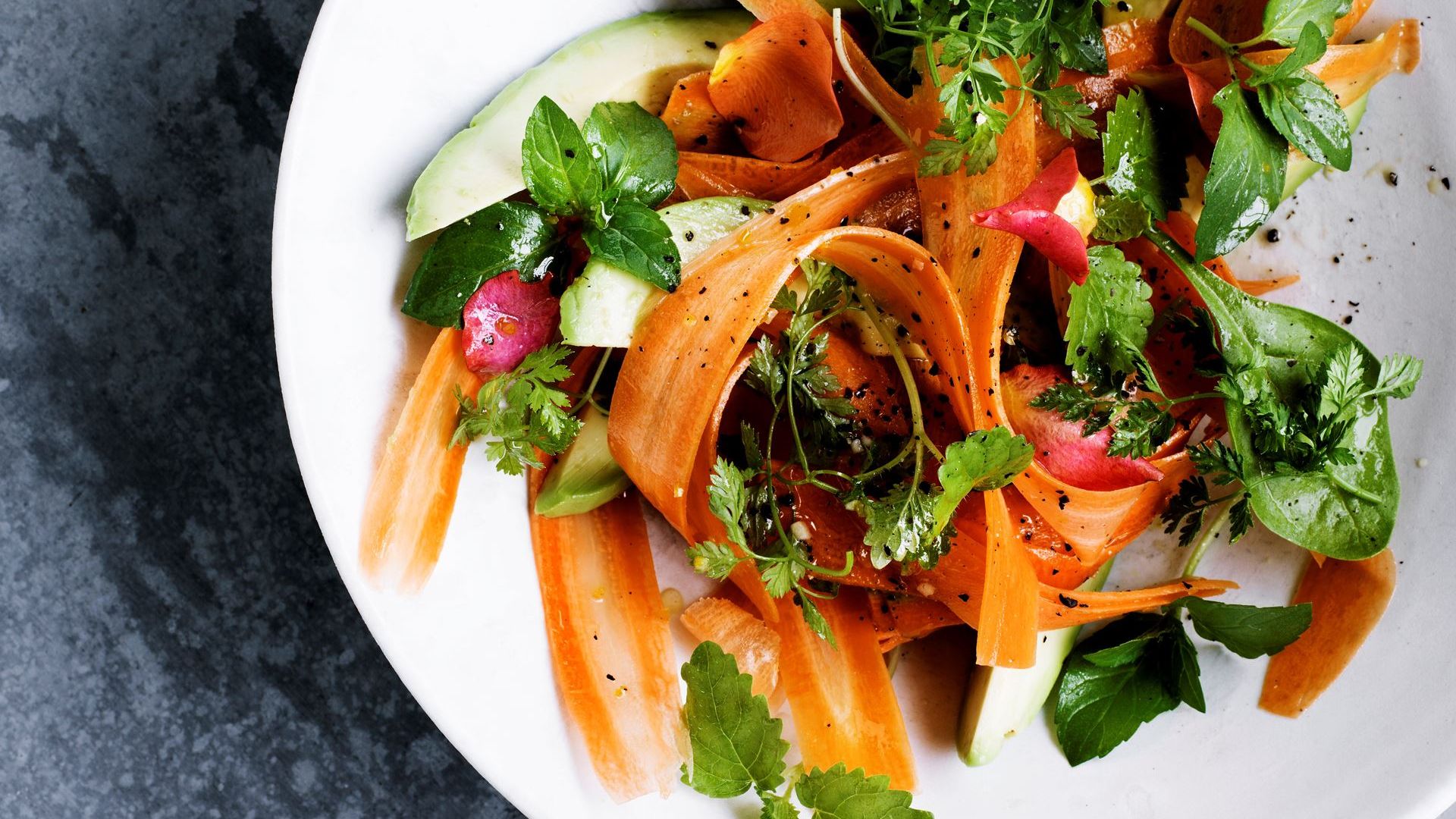 Avokadosalat med gulerødder, mynte og bergamot