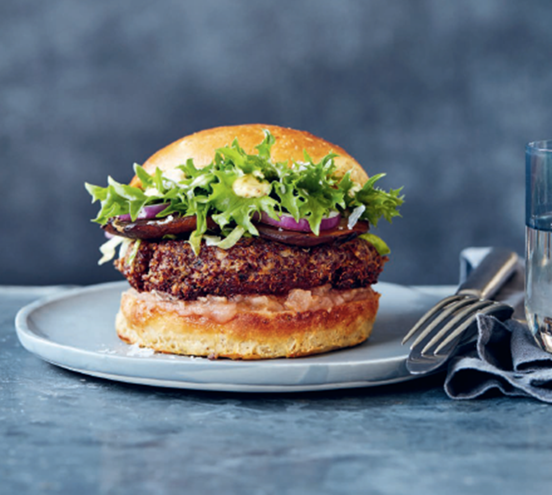 Burger med quinoabøf, portobellosvampe og æble-ingefærkompot