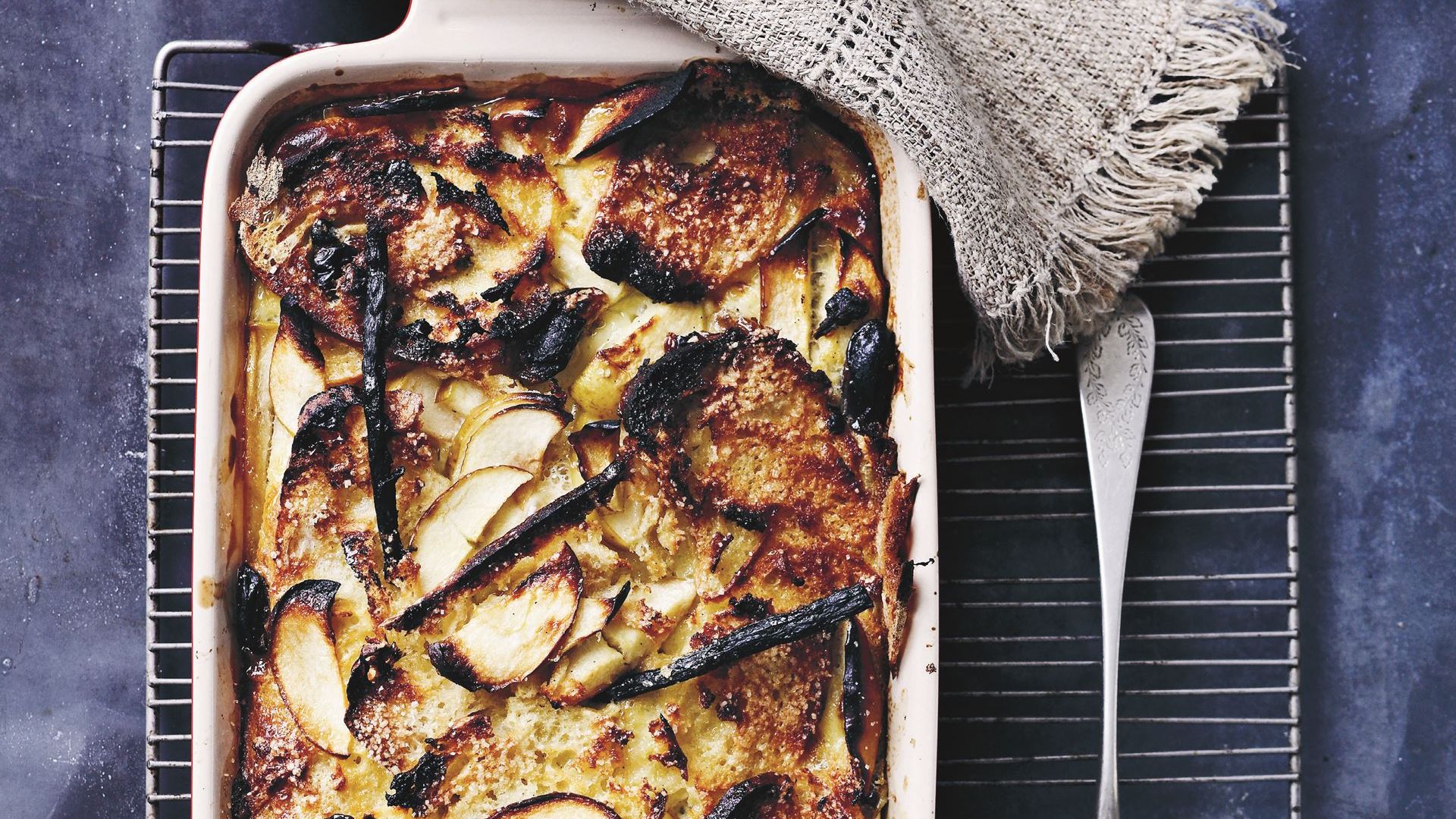 Brødbudding med æbler