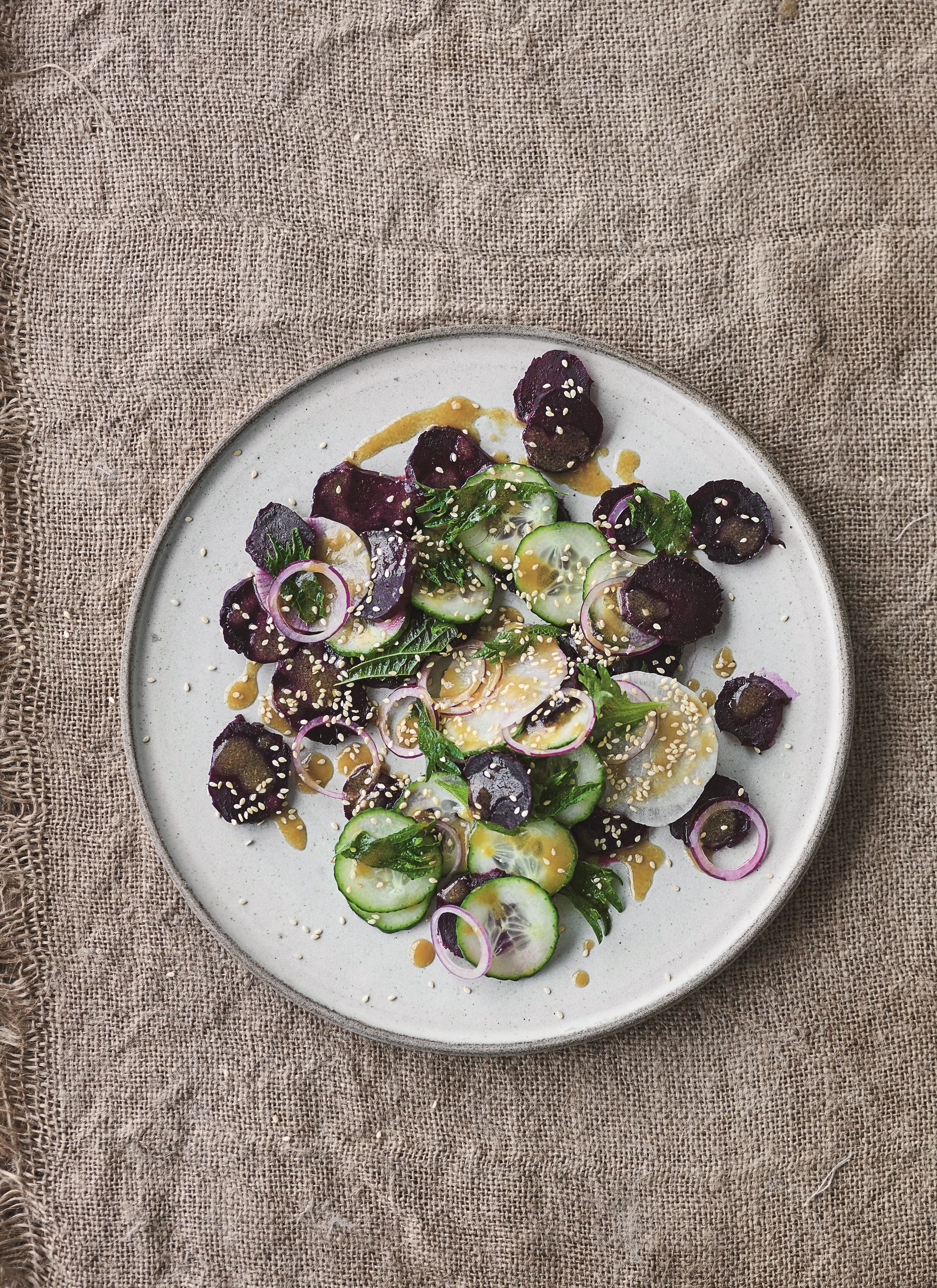 Salat af bagte rødbeder med daikon og miso