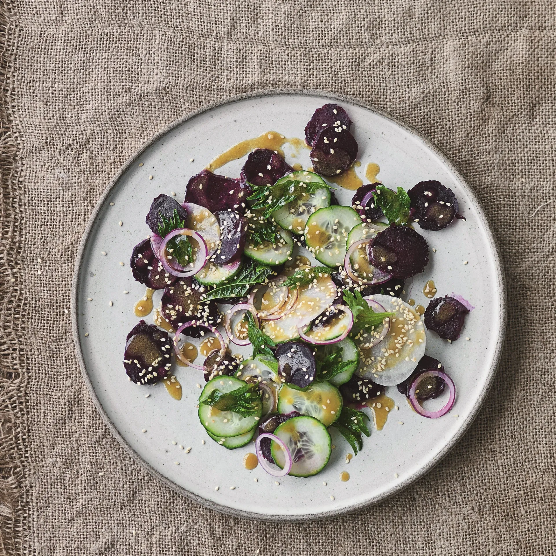 Salat af bagte rødbeder med daikon og miso